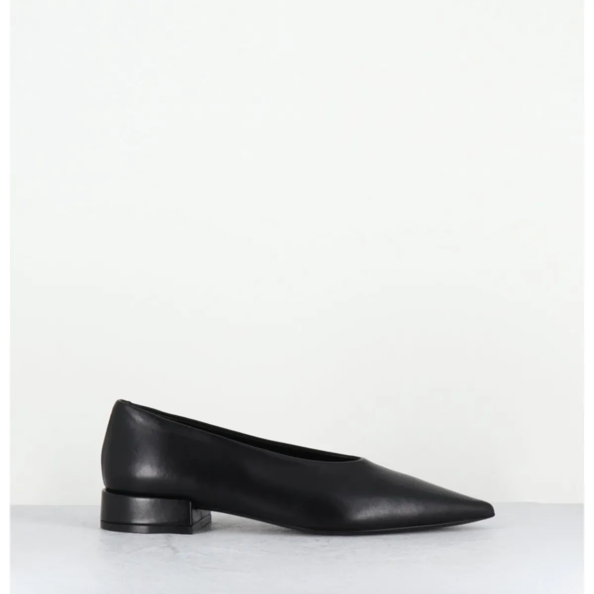TO&CO Ballerines en cuir bout pointu - NEAL NAPPA BLACK NOIR