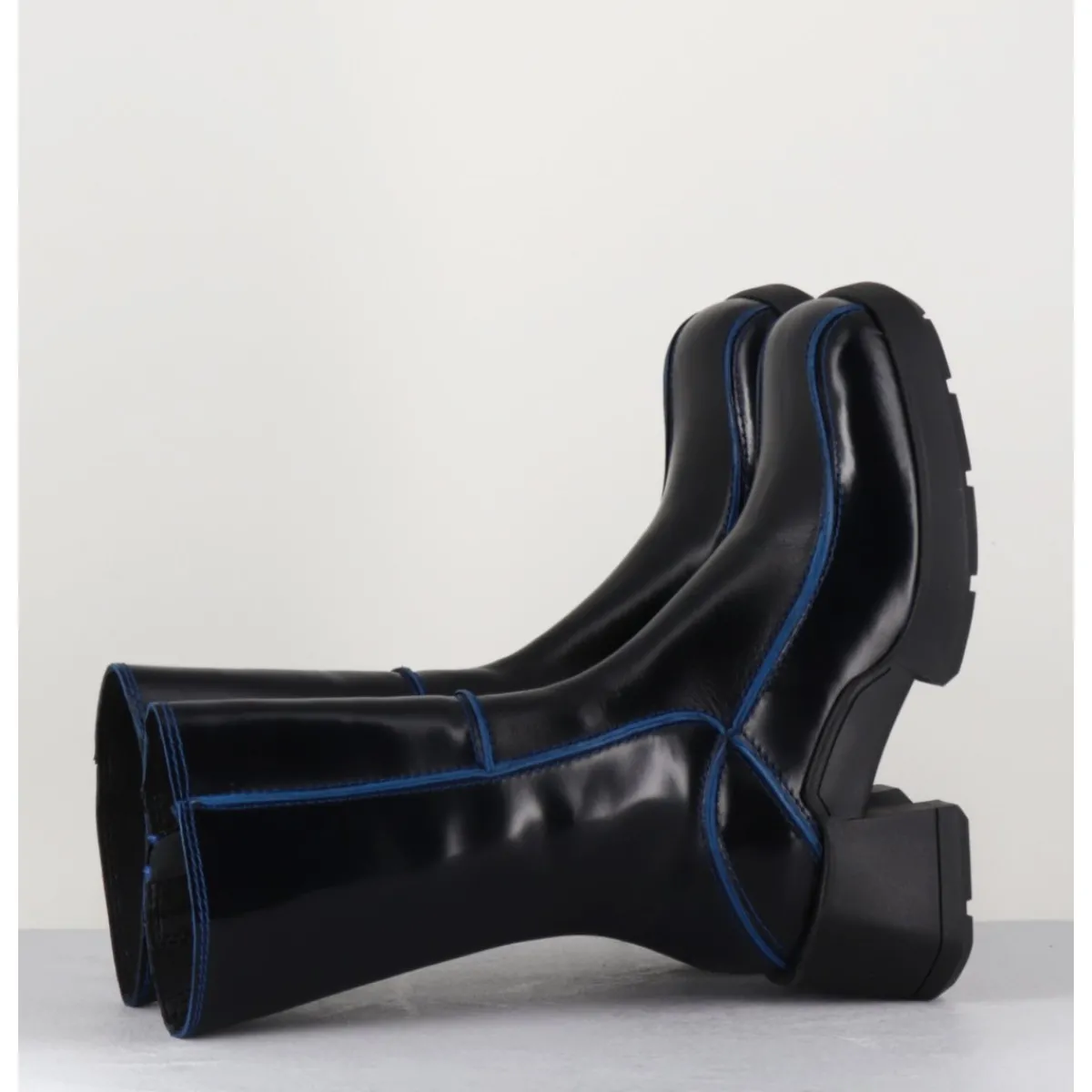 Best E8 BY MIISTA Boots tige haute en cuir lisse noir aux bords bleus - MIEKO BLU BOOTS