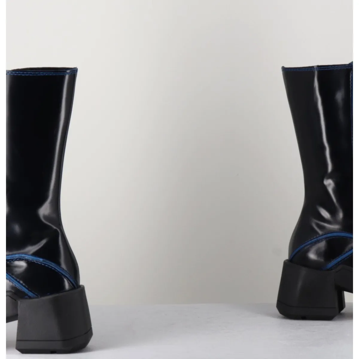 Best E8 BY MIISTA Boots tige haute en cuir lisse noir aux bords bleus - MIEKO BLU BOOTS