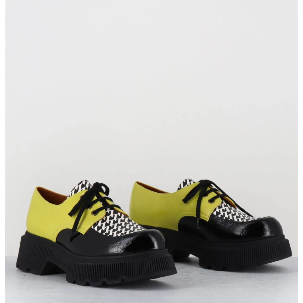CHIE MIHARA Derbies semelle épaisse en cuir vernis noir & jaune - QUAMBA SUCRE NEGRO