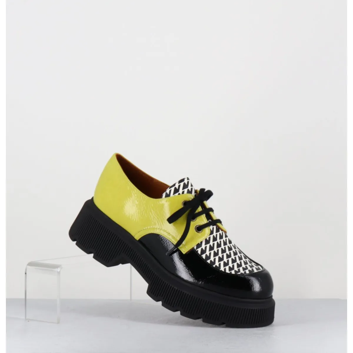 CHIE MIHARA Derbies semelle épaisse en cuir vernis noir & jaune - QUAMBA SUCRE NEGRO
