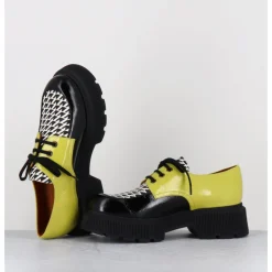 CHIE MIHARA Derbies semelle épaisse en cuir vernis noir & jaune - QUAMBA SUCRE NEGRO