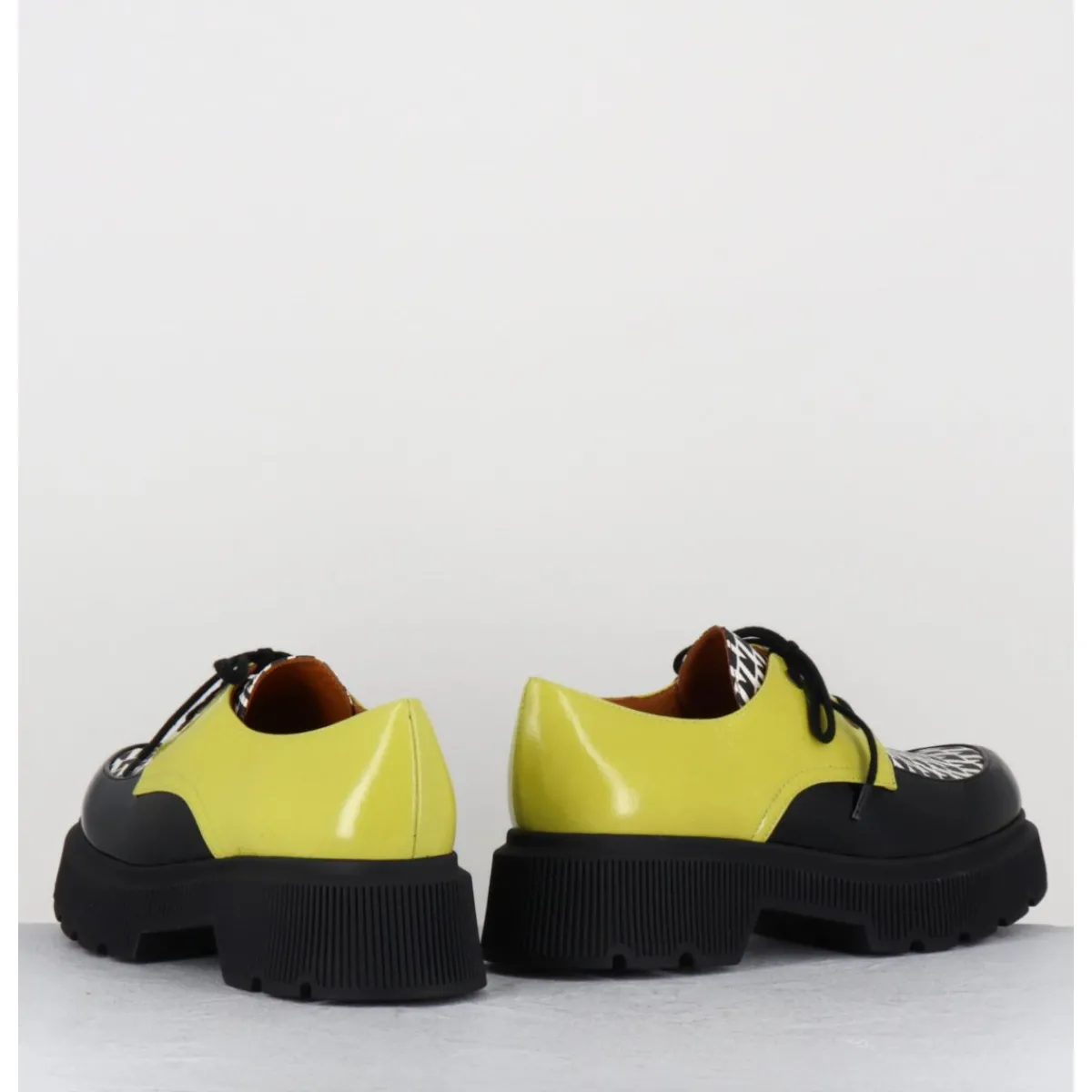 CHIE MIHARA Derbies semelle épaisse en cuir vernis noir & jaune - QUAMBA SUCRE NEGRO