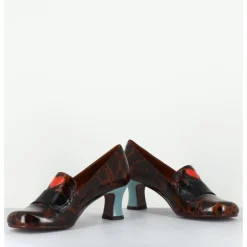 Outlet CHIE MIHARA Escarpins petit talon cuir imprimé léopard coeur rouge - MYMARA FIAT CASTANO