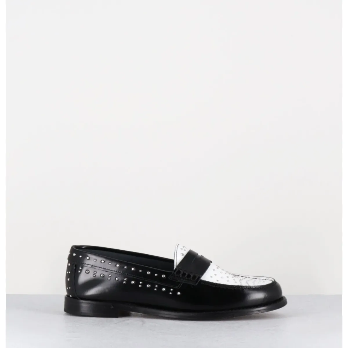 GARRICE LAB Mocassins bi-colores noir & blanc cloutés - ILAY ABRA NERO BIANCO NOIR&BLANC