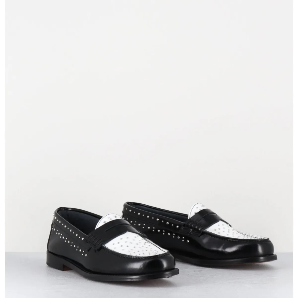 GARRICE LAB Mocassins bi-colores noir & blanc cloutés - ILAY ABRA NERO BIANCO NOIR&BLANC