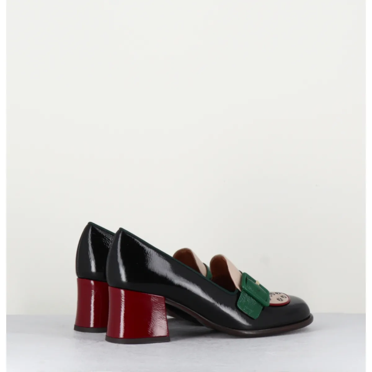 Hot CHIE MIHARA Mocassins petit talon en cuir vernis noir & boucle verte - MEMET NEGRO SAND